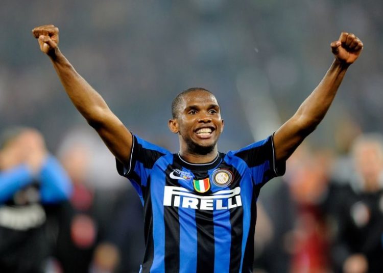 Samuel Eto'o jouant pour l'Inter Milan en compétition européenne